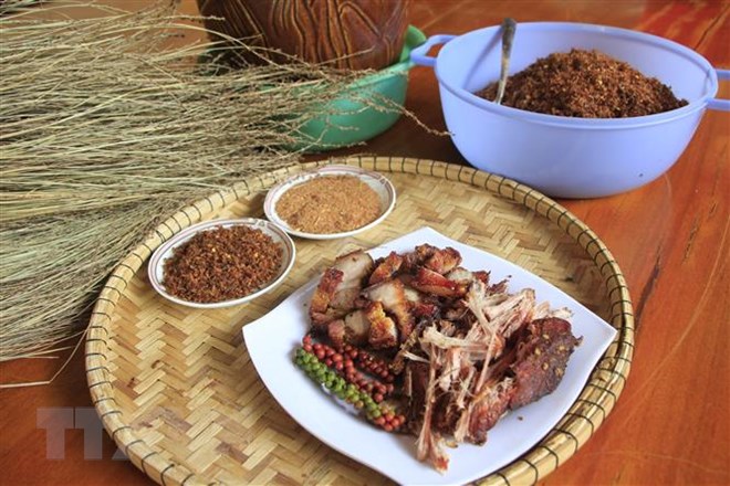 Thịt lợn gác bếp - món ăn không thể thiếu của người Jrai ngày Tết