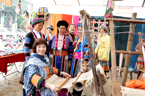 Quản Bạ phát triển nghề dệt lanh truyền thống