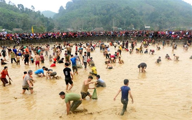 Độc đáo Lễ hội bắt cá bằng tay không ở Tuyên Quang