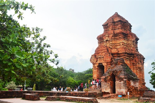 Miễn phí cho học sinh đến tham quan Di tích kiến trúc nghệ thuật tháp Pô Sah Inư (Bình Thuận)
