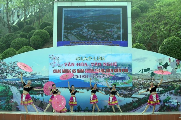 Đồng bào các dân tộc đón mừng ngày chiến thắng Điện Biên Phủ