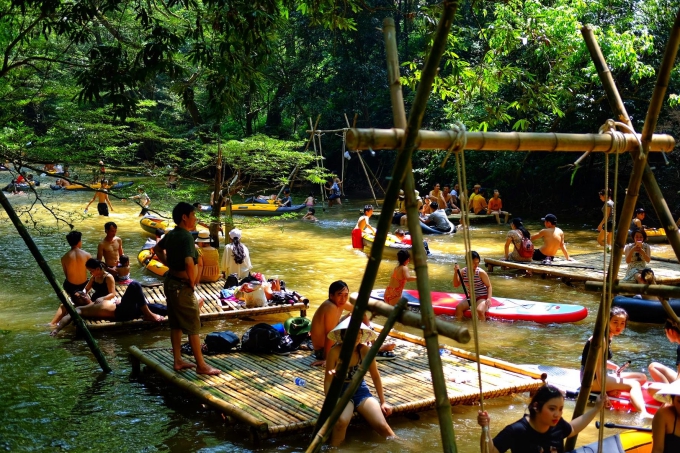 Trải nghiệm thú vị cắm trại giữa suối ở Quảng Bình
