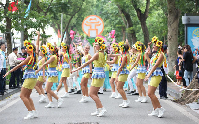 Sôi động Carnival đường phố Hà Nội