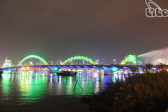 Đà Nẵng: Phun lửa, phun nước trên cầu Rồng dịp Tết Canh Tý năm 2020