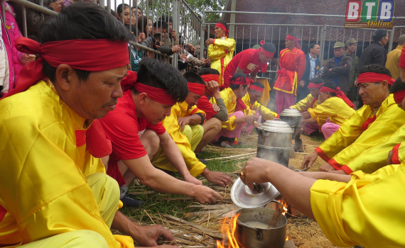 Độc đáo hội thi Kéo lửa nấu cơm tại hội xuân chùa Keo 