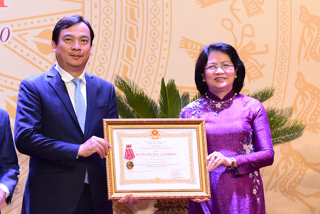 Tổng cục Du lịch vinh dự đón nhận Huân chương Lao động hạng Nhất tại Đại hội Thi đua yêu nước Bộ VHTTDL lần thứ III