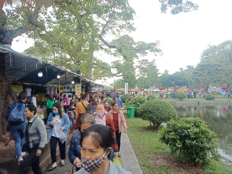 Hàng nghìn người đến lễ hội chùa Keo ở Thái Bình