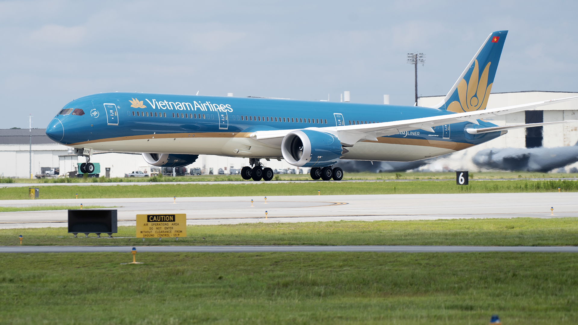 Vietnam Airlines tạm ngừng chấp nhận vận chuyển khách từ châu Âu về Việt Nam để phòng chống dịch