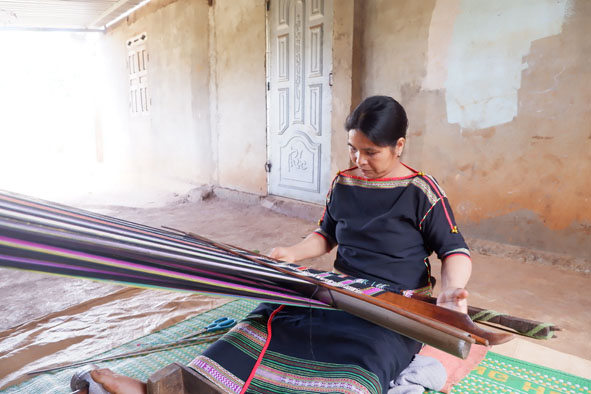 Phụ nữ buôn Knia gìn giữ nghề dệt truyền thống
