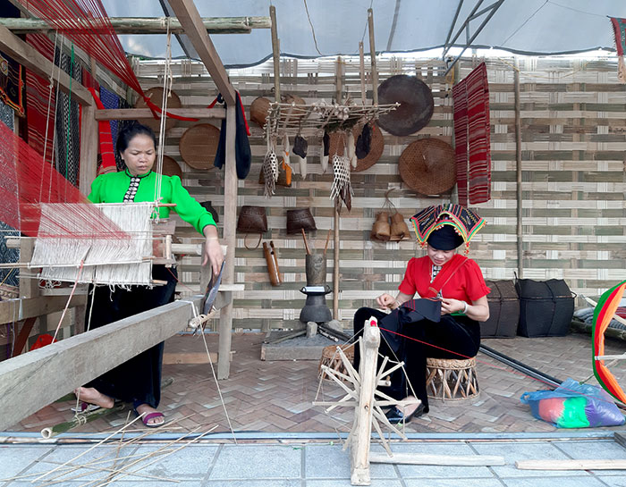 Cộng đồng các dân tộc ở Điện Biên: Giữ gìn nghề dệt truyền thống