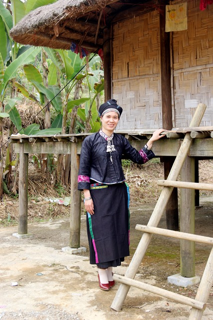 Vẻ đẹp trang phục truyền thống của phụ nữ Nùng Dín