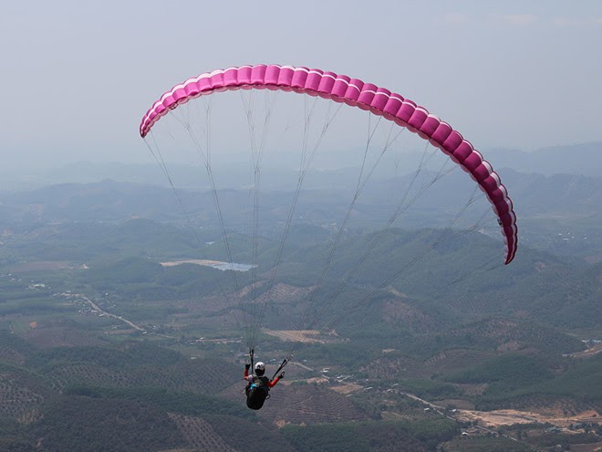 Trải nghiệm bay dù lượn tại đỉnh Con Ó, Lâm Đồng