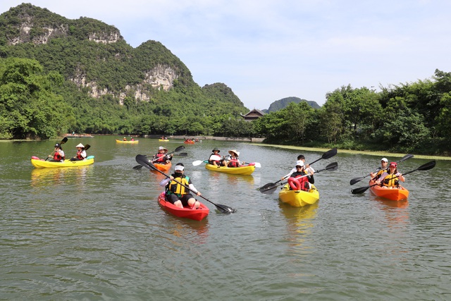 Chèo thuyền kayak khám phá di sản thế giới Tràng An (Ninh Bình)