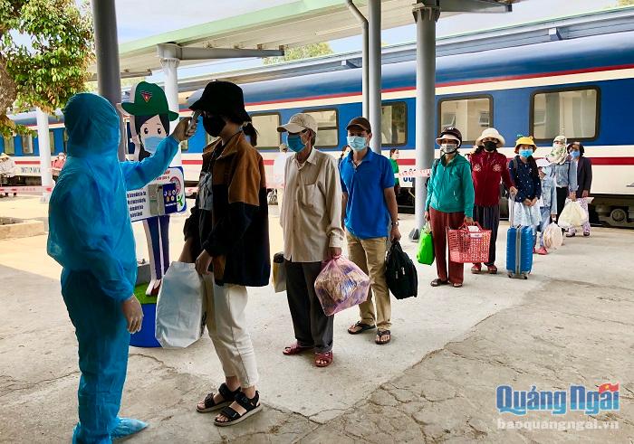 Kiểm soát chặt chẽ hành khách đi tàu về ga Quảng Ngãi