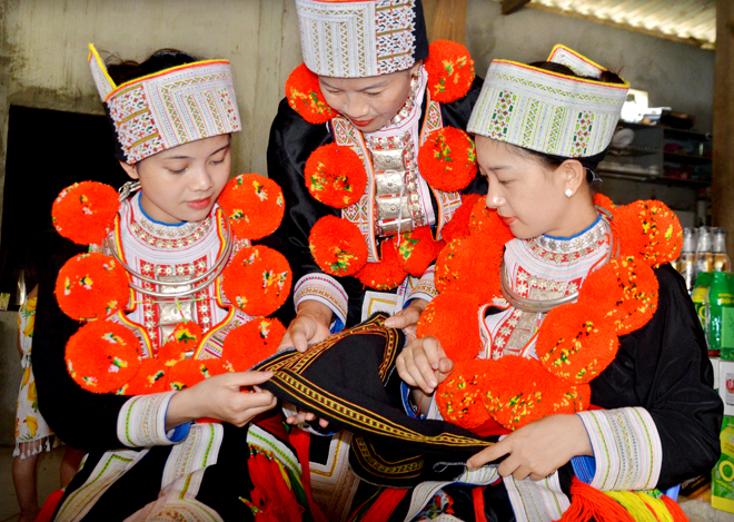 Phụ nữ thôn Bản Lục (Tuyên Quang) giữ gìn bản sắc văn hóa