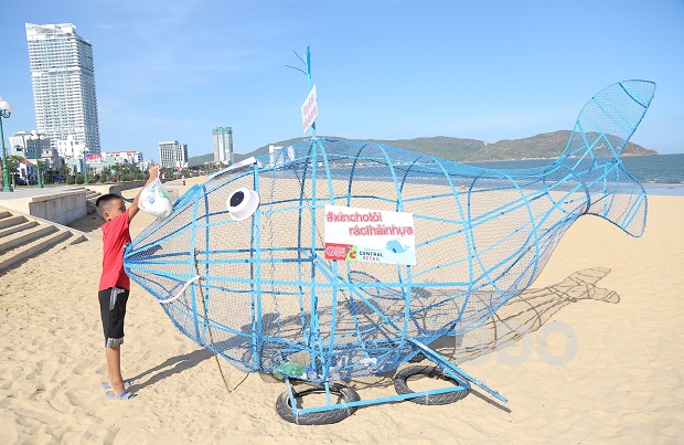 Đặt 5 mô hình “cá voi ăn rác thải nhựa” trên bãi biển Quy Nhơn