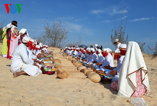 Người Chăm ở Ninh Thuận có nhiều đổi mới trong việc cưới, việc tang
