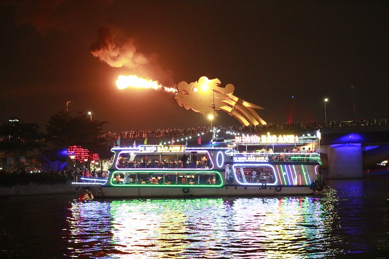 Đà Nẵng ‘sôi động’ tour du thuyền sông Hàn về đêm thu hút khách du lịch