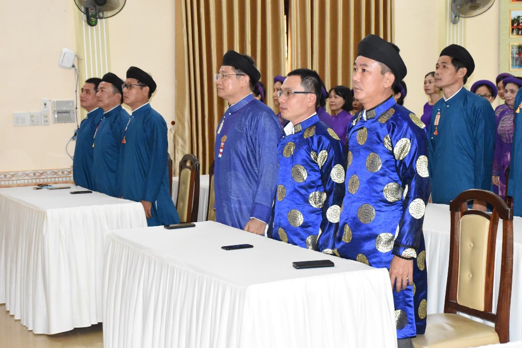 Thừa Thiên Huế: Cán bộ Sở Văn hóa và Thể thao mặc trang phục áo dài truyền thống dự lễ chào cờ tháng 9/2020.