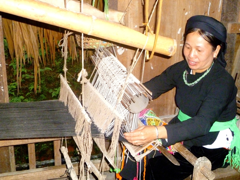 Lào Cai: Nghề dệt thổ cẩm của người Tày vùng Nghĩa Đô