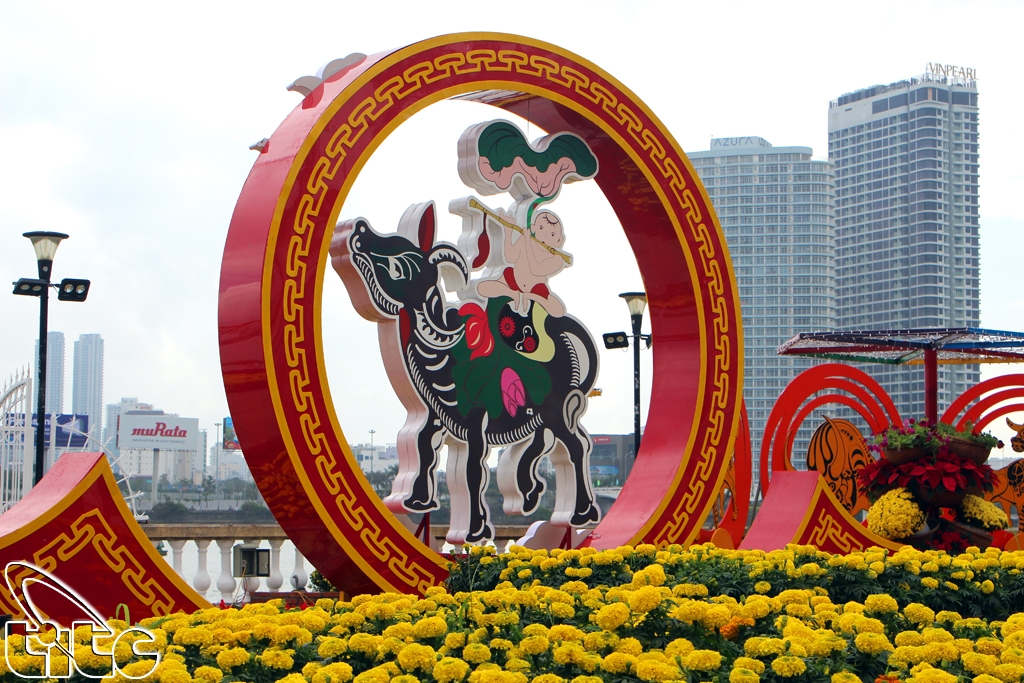 Ngập tràn sắc xuân Tân Sửu trên đường hoa Bạch Đằng Đà Nẵng