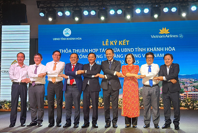 Vietnam Airlines và Khánh Hòa ký kết thỏa thuận hợp tác toàn diện giai đoạn 2021-2025