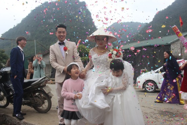 Độc đáo phong tục đội nón trong ngày cưới của cô dâu Tày