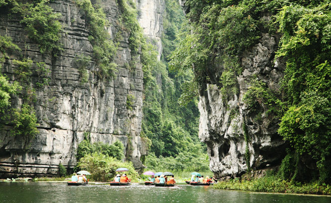 Ninh Bình: Phát triển du lịch gắn với bảo vệ tài nguyên