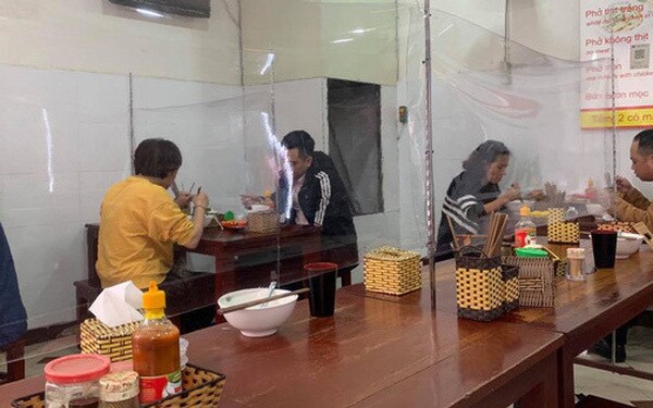 Hôm nay, Hà Nội mở cửa trở lại dịch vụ cắt tóc, ăn, uống trong nhà