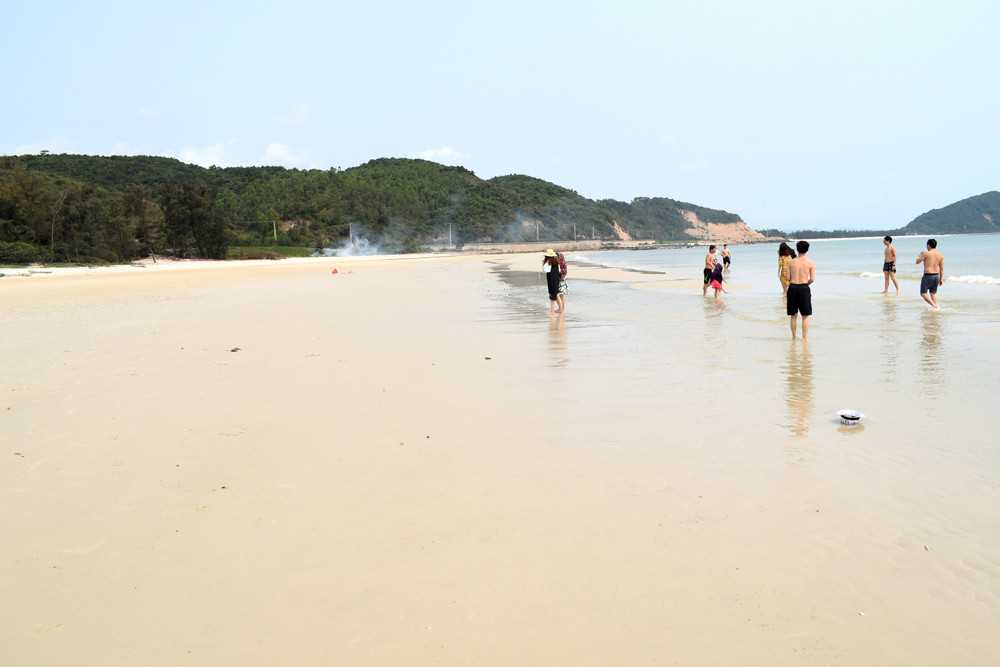 Quảng Ninh: Làm sạch bãi biển du lịch ở các xã đảo