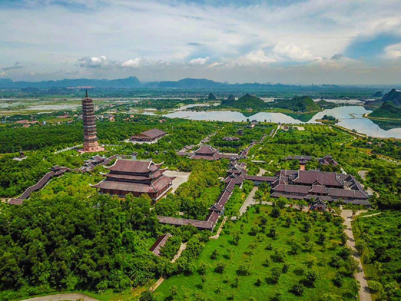 Chiêm bái và thưởng ngoạn cảnh sắc hai ngôi chùa lớn nhất Việt Nam