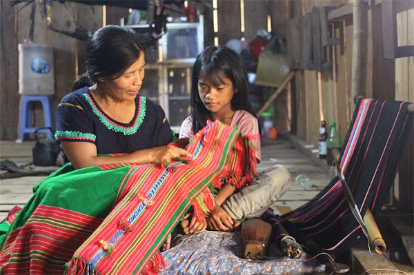 Kon Tum: Người vực dậy nghề dệt thổ cẩm ở Măng Ri