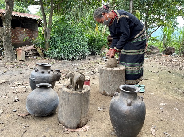 Đắk Lắk: Giữ làng gốm cổ dưới chân núi Chư Yang Sin