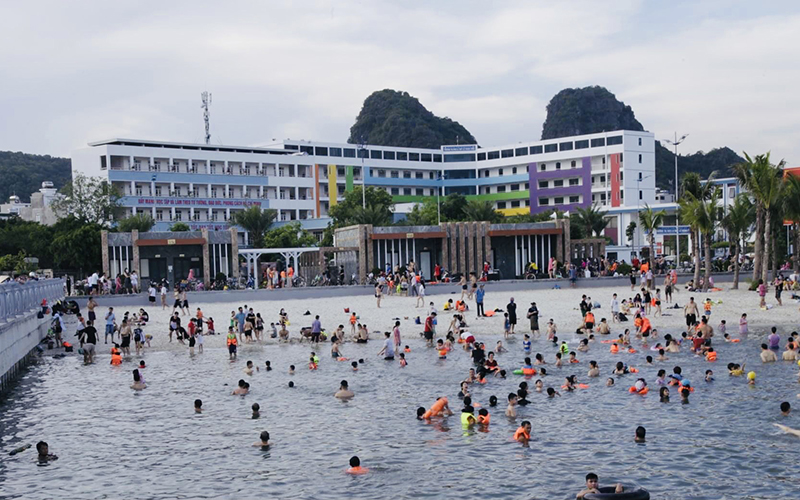 Quảng Ninh: Thành phố Hạ Long cho phép mở lại bãi tắm công cộng