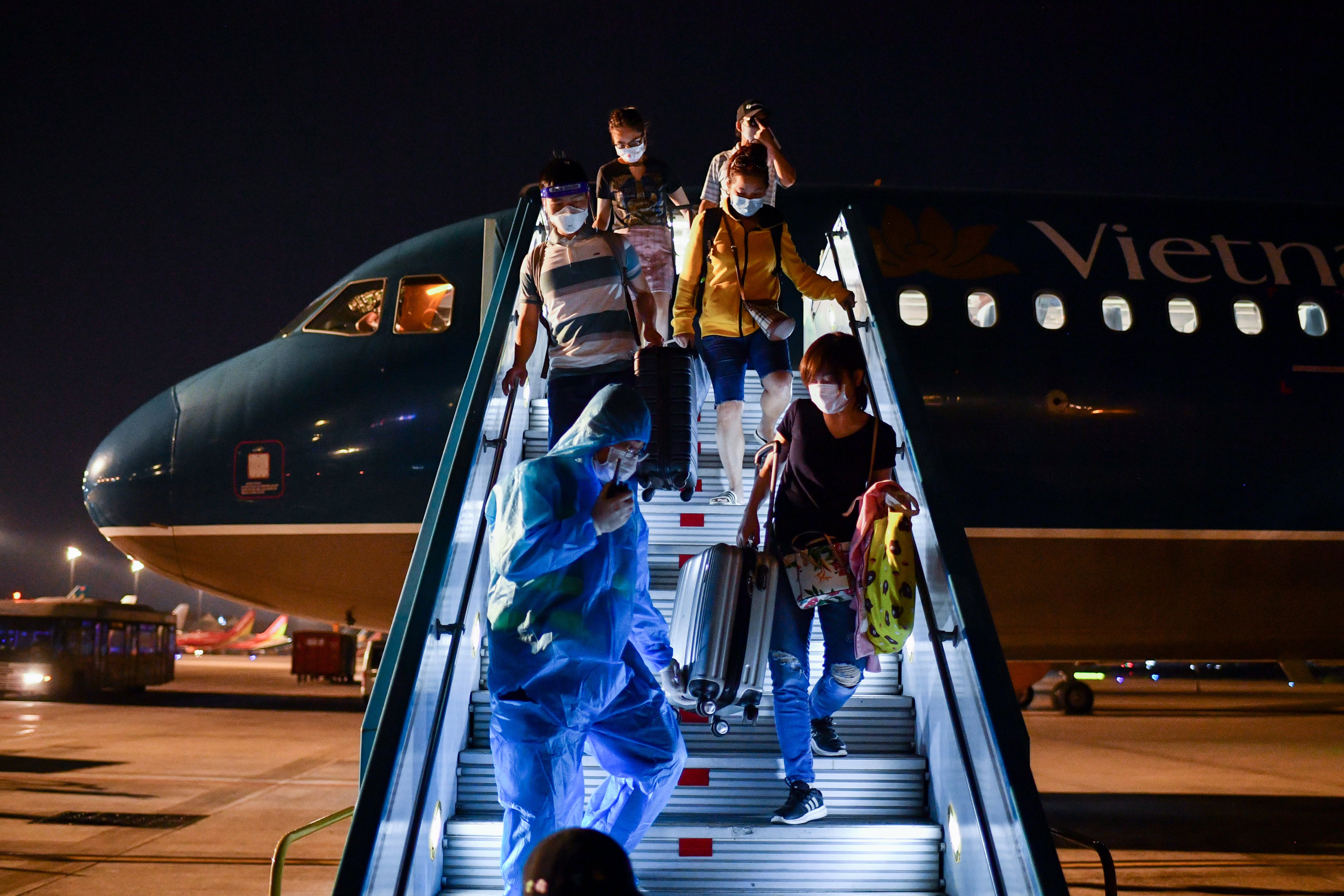 Vietnam Airlines đón khách từ Campuchia, đánh dấu Việt Nam chính thức mở lại đường bay quốc tế thường lệ đầu tiên