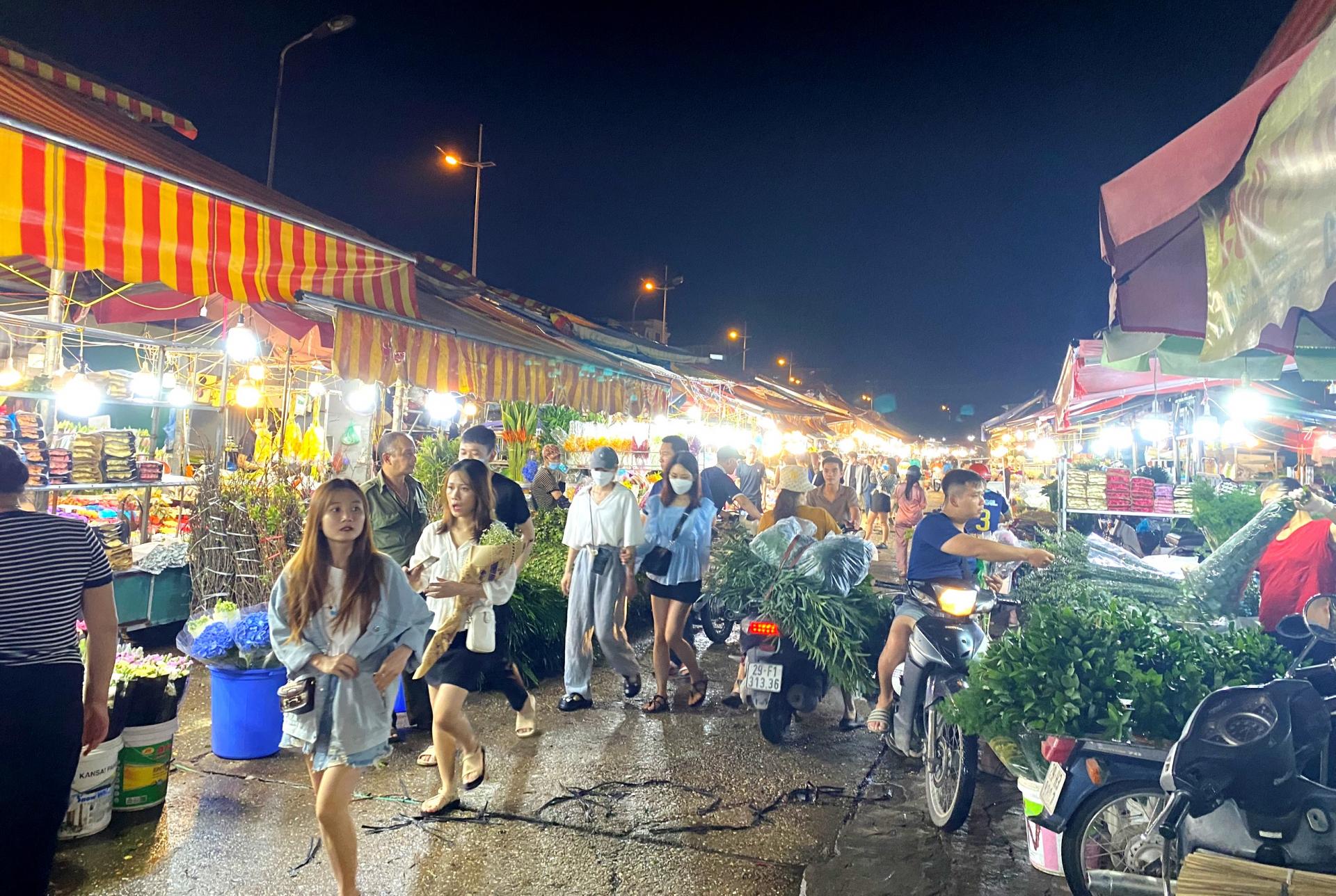 Chợ hoa đêm Quảng Bá – Nét đẹp văn hóa của người dân thủ đô