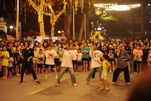 Hà Nội: Trên 25 vạn lượt khách đến phố đi bộ Thành cổ Sơn Tây trong 4 tháng qua