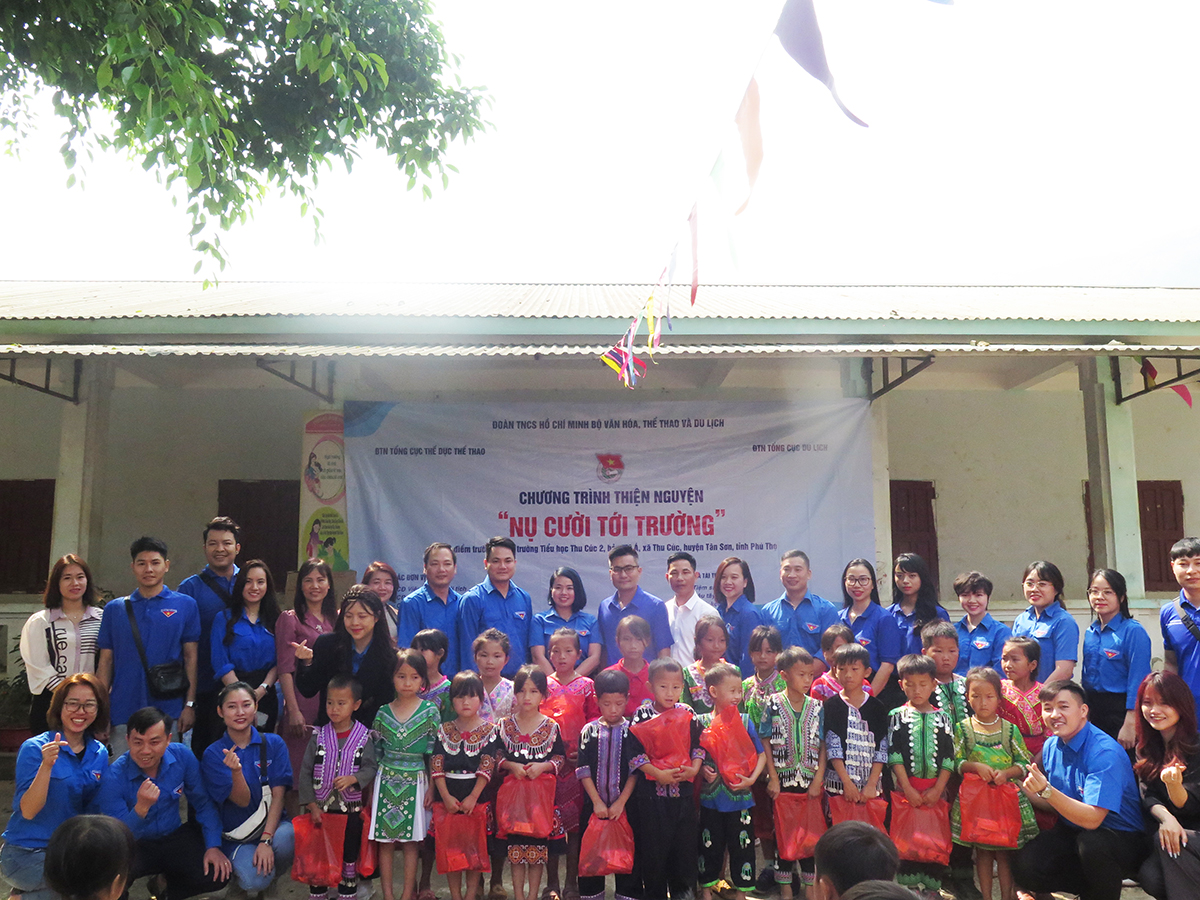 Đoàn thanh niên Tổng cục Du lịch dâng hương tại Đền Hùng và ủng hộ thiện nguyện tại điểm trường Mỹ Á, Phú Thọ