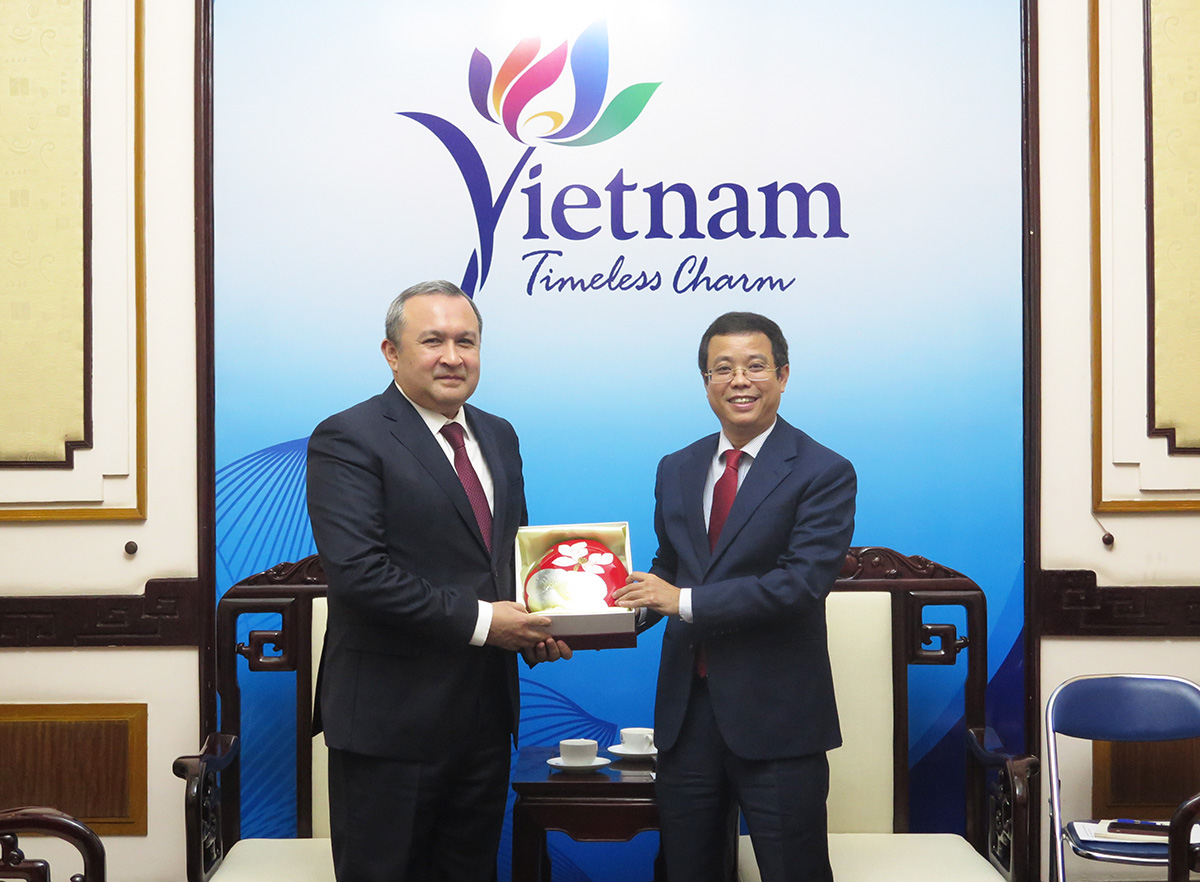 Phó Tổng cục trưởng Nguyễn Lê Phúc tiếp và làm việc với Đại sứ Uzbekistan về tăng cường hợp tác du lịch giữa hai nước