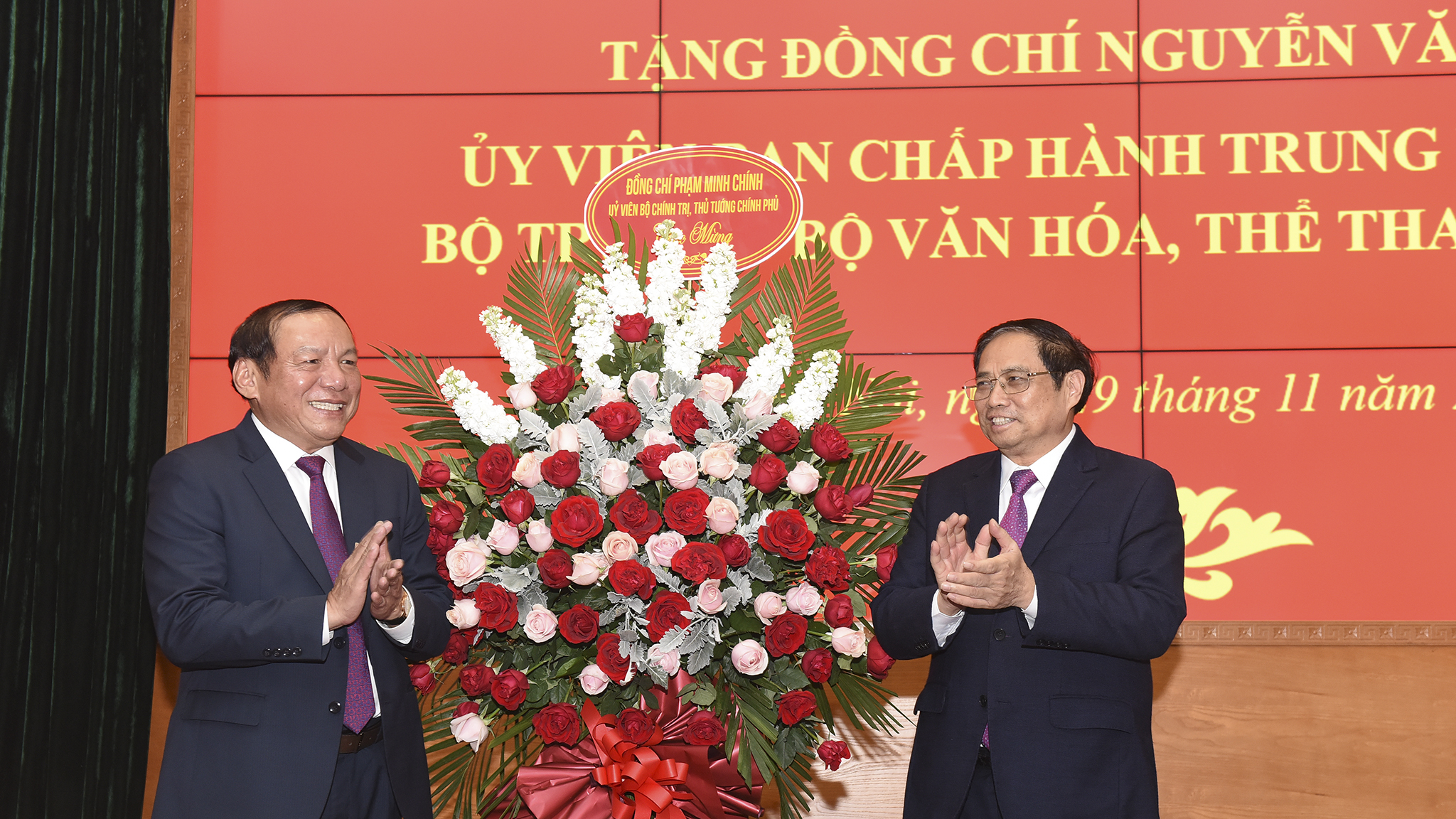 Thủ tướng Phạm Minh Chính tặng hoa chúc mừng Bộ trưởng Nguyễn Văn Hùng nhân dịp nhận Huy hiệu 40 năm tuổi Đảng