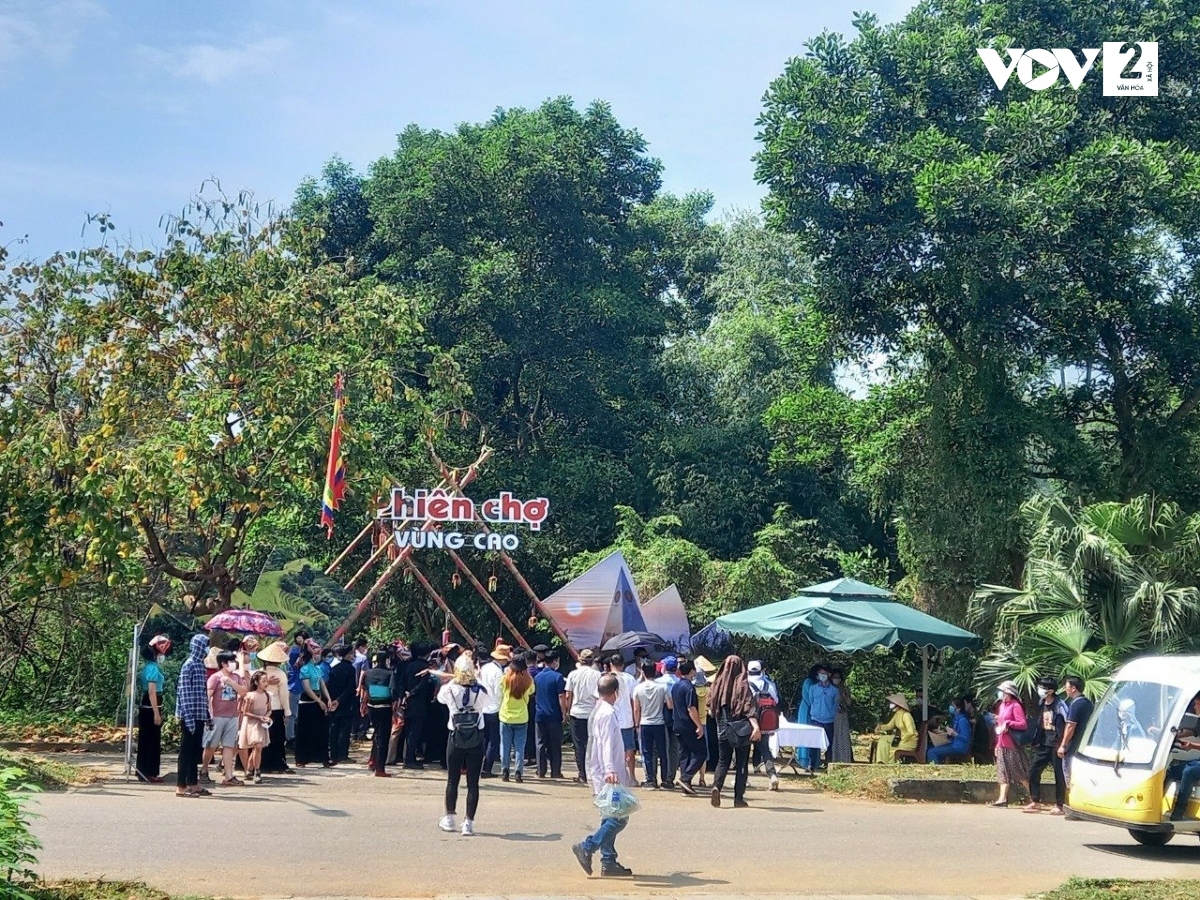 Nhộn nhịp “Chợ vùng cao ngày Tết” giữa Hà Nội