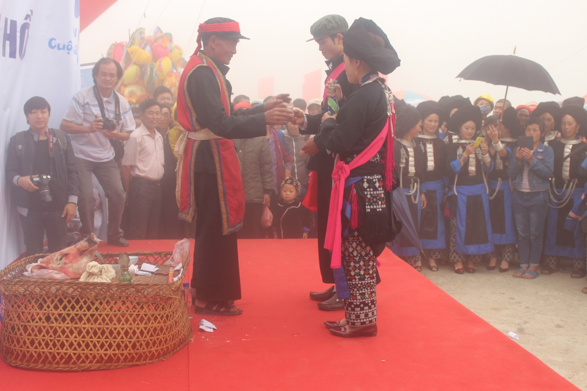 Pái tòng - nghi lễ quan trọng trong đám cưới của người Dao Khâu