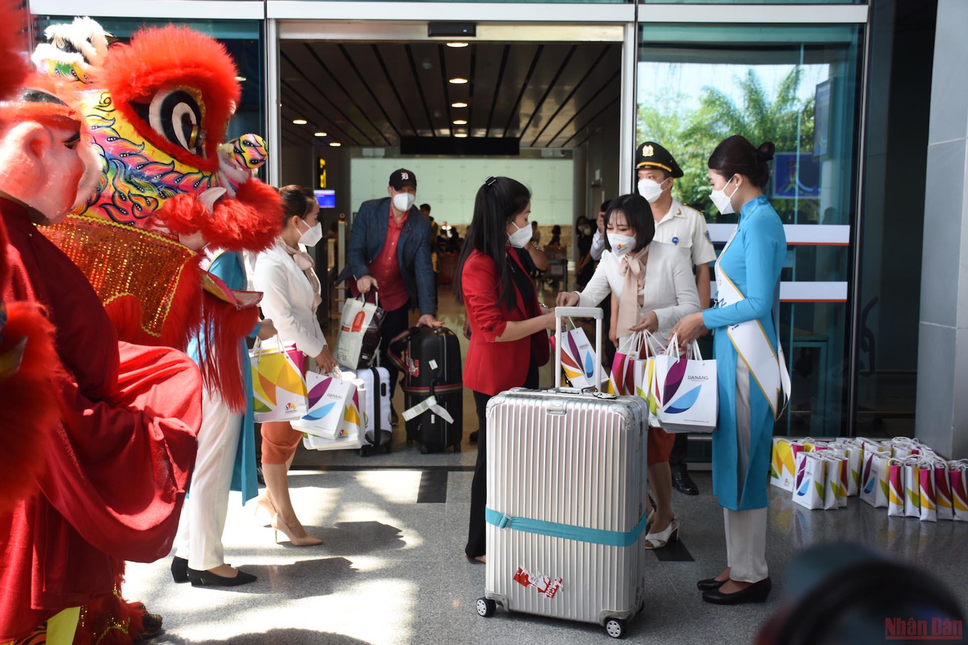Hàng trăm du khách quốc tế đến Đà Nẵng trong ngày đầu mở lại các hoạt động du lịch