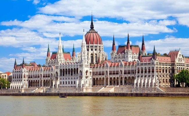 Tổ chức triển lãm ảnh “Tòa nhà Quốc hội Hungary”