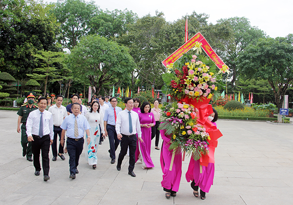 Khai mạc trưng bày chuyên đề ảnh “Hồ Chí Minh đẹp nhất tên người” và khánh thành Cổng Tam quan (Nghệ An)