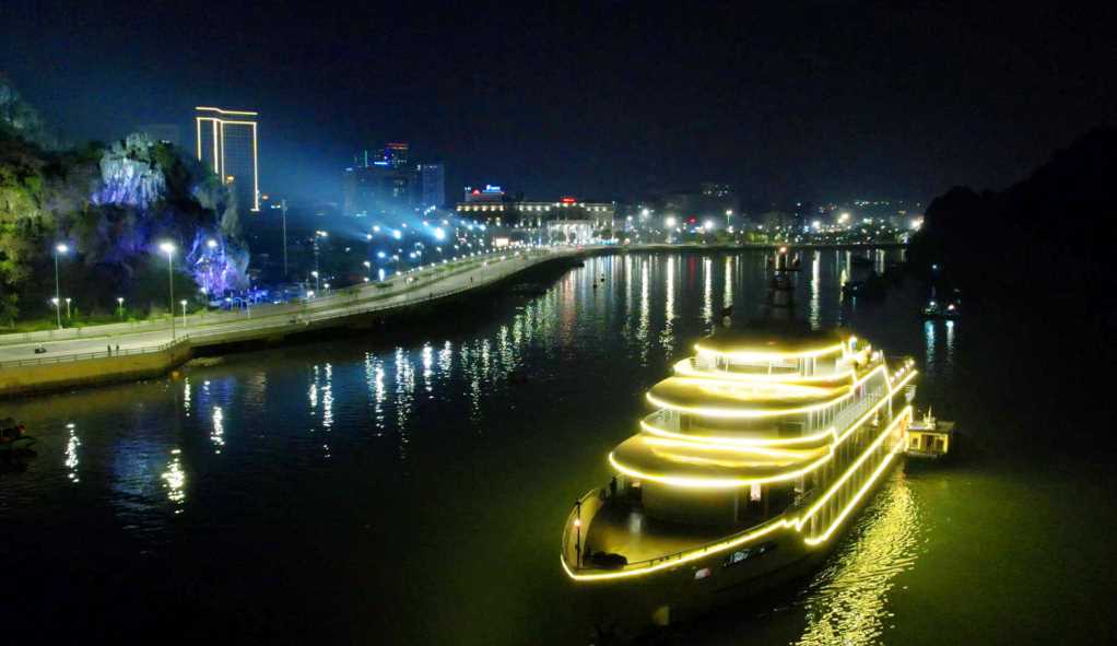 Quảng Ninh: Thưởng lãm vẻ đẹp đêm Hạ Long từ du thuyền