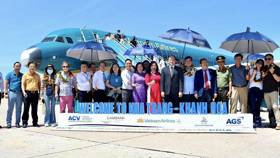 Vietnam Airlines khai trương đường bay mới Nha Trang - Singapore và nối lại đường bay Hà Nội - Busan (Hàn Quốc)