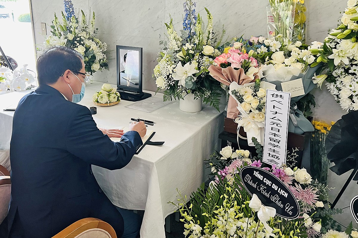 Đoàn Tổng cục Du lịch viếng và ghi sổ tang cố Thủ tướng Abe Shinzo tại Đại sứ quán Nhật Bản