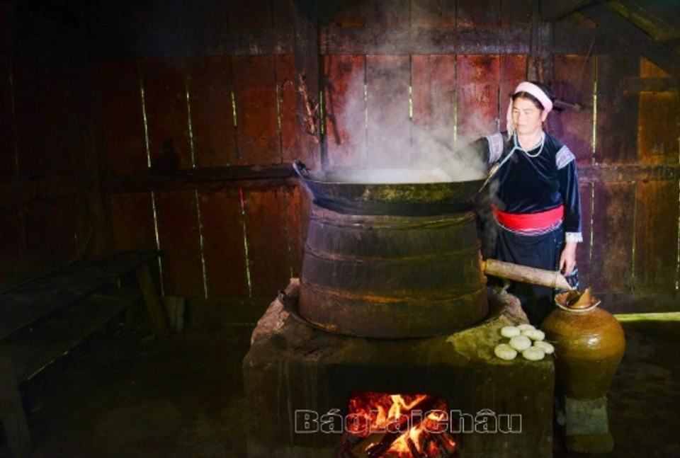 Lai Châu: Giữ gìn và phát triển nghề nấu rượu ngô truyền thống