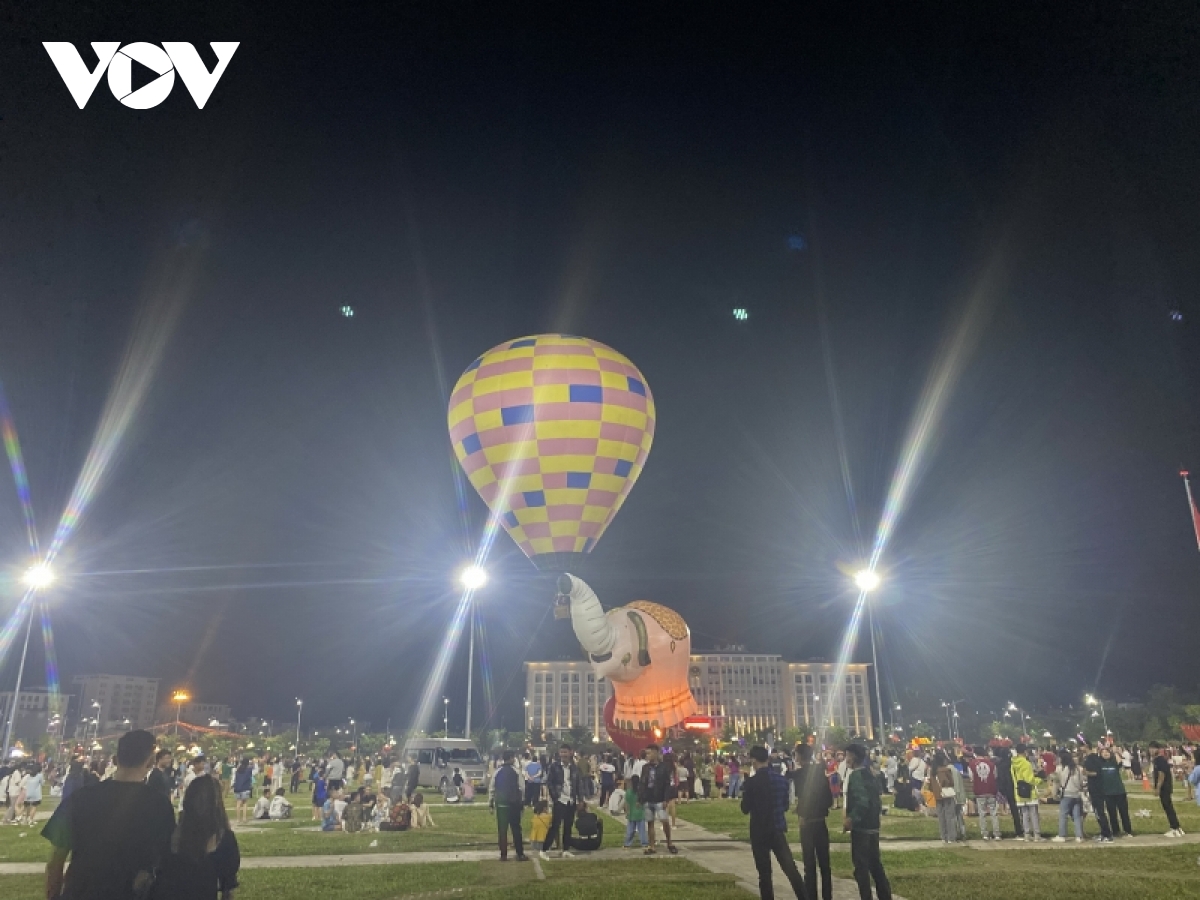 Lần đầu trình diễn khinh khí cầu trong “Đêm hội Trăng rằm” tại Sơn La